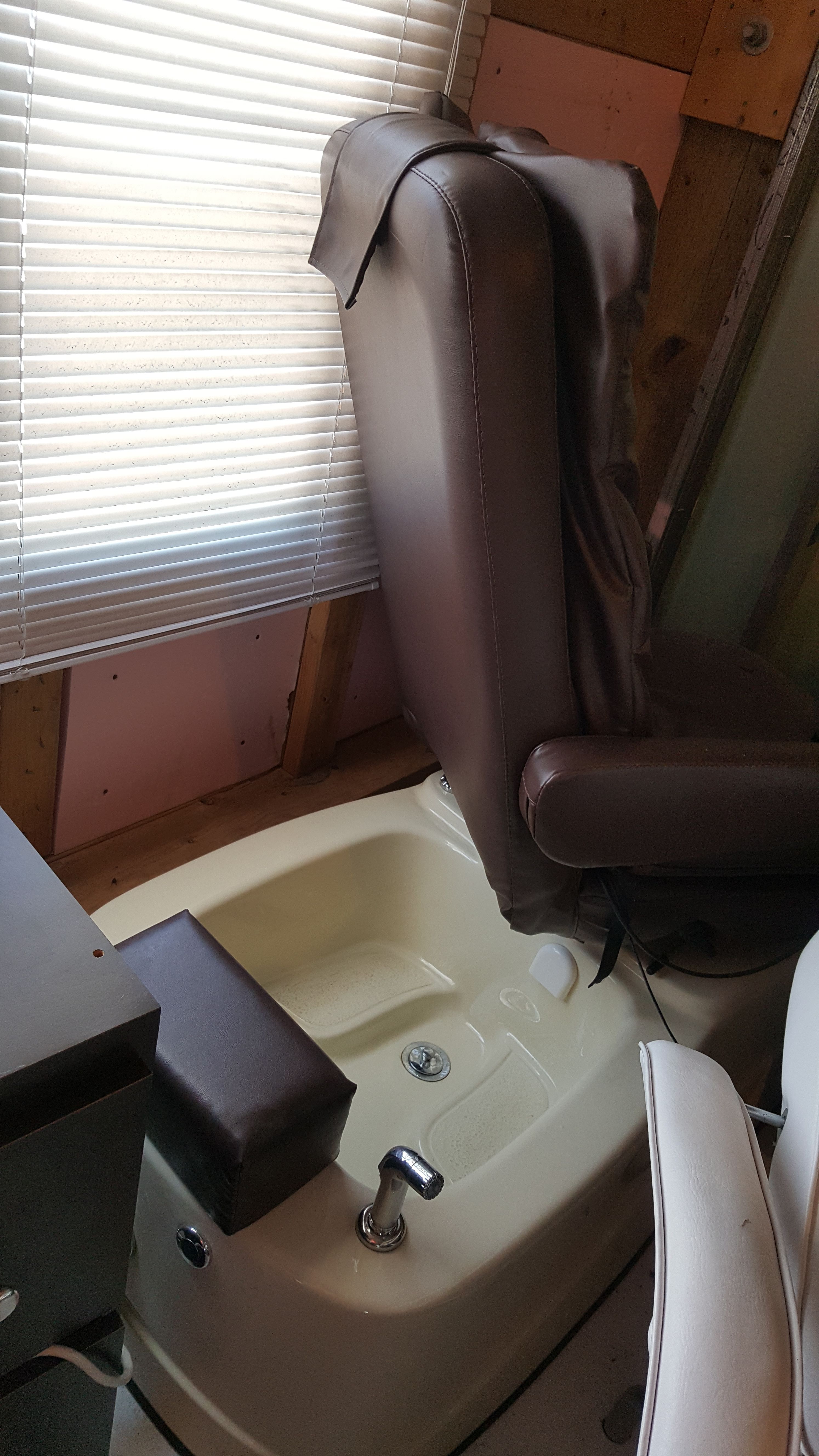 Pedi/spa chair with massage