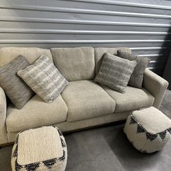 Like New Couch w/Footrests & Pillows – Excellent Condition