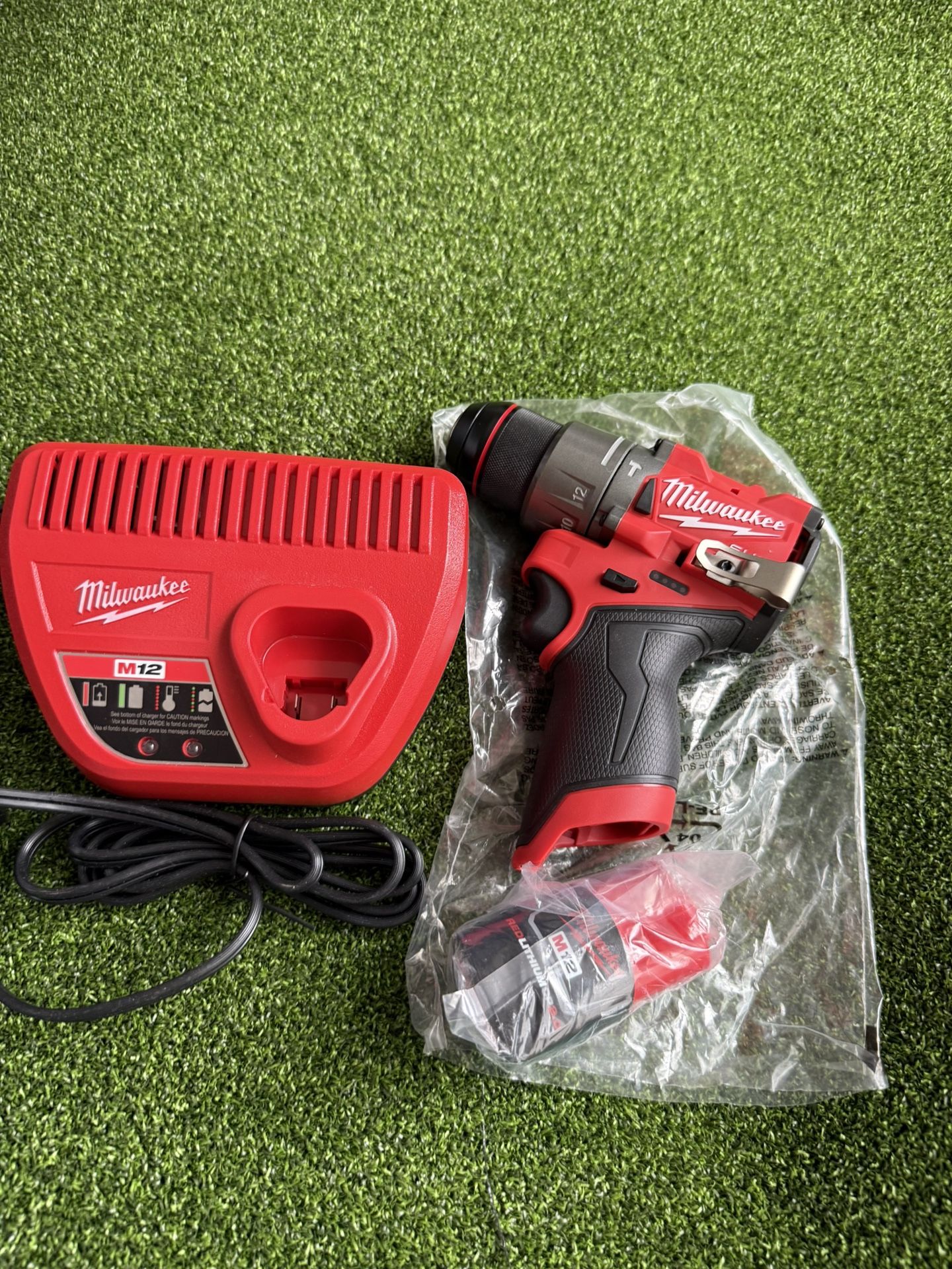 Milwaukee M12 Fuel Hamer Dril With Cp2.0 Battery & Charger 