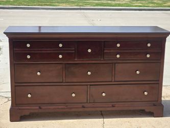 DRESSER