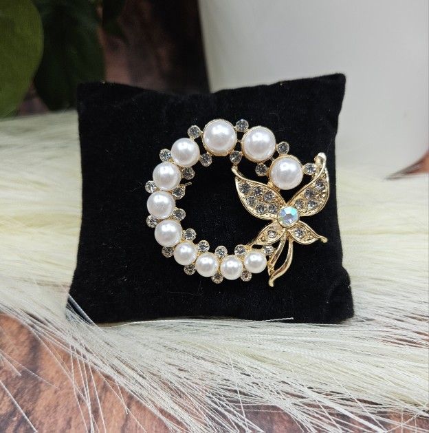 Elegant Gold and Pearl Butterfly Brooch This exquisite gold and pearl butterfly brooch adds a touch of elegance to any outfit. Perfect for special occ
