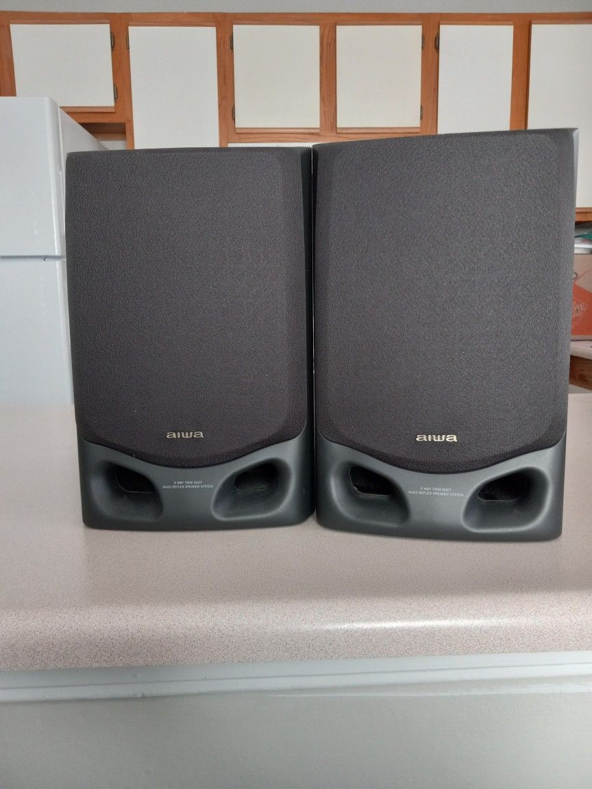 AIWA BOOKSHELF SPEAKER SYSTEM.