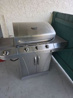BBQ GIRL BY Charbroil 4 burners heavy-duty commercial type stanlles Steel Very clean ready to use