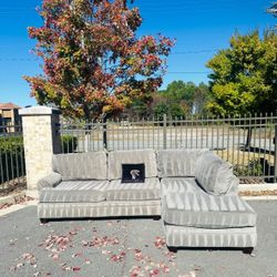 Free Delivery 🚚 Velvet Grey Comfy Couch 