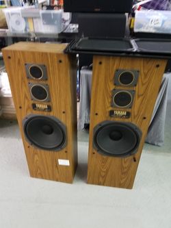 Pair yamaha speakers