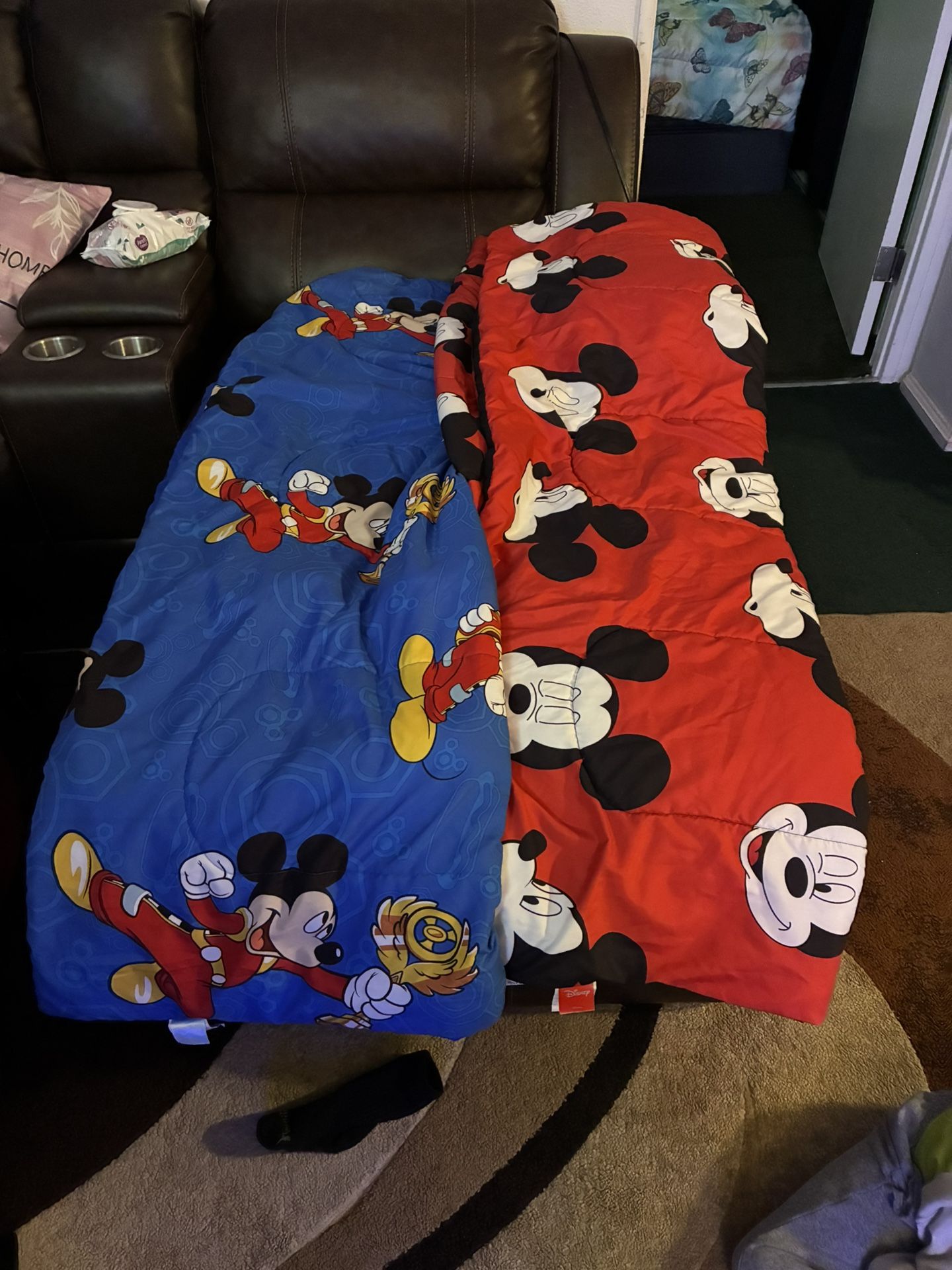 $35 set of 2 Two Mickey Mouse twin size blankets basically brand new. Never used. Pick up in Yakima near Fred Meyer’s 🥰😍🥰😍🥰😍🥰😍🥰😍😍 Juego d