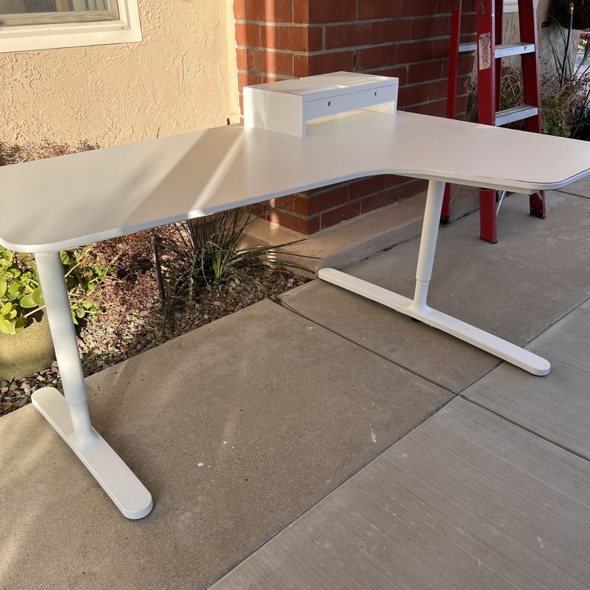 ADJUSTABLE COMPUTER/OFFICE DESK! WHITE! COMES WITH TOP CADDY/DRAWERS! $100