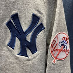 NY Yankee Crewneck Sweatshirt (Lg.) - Great Condition! 