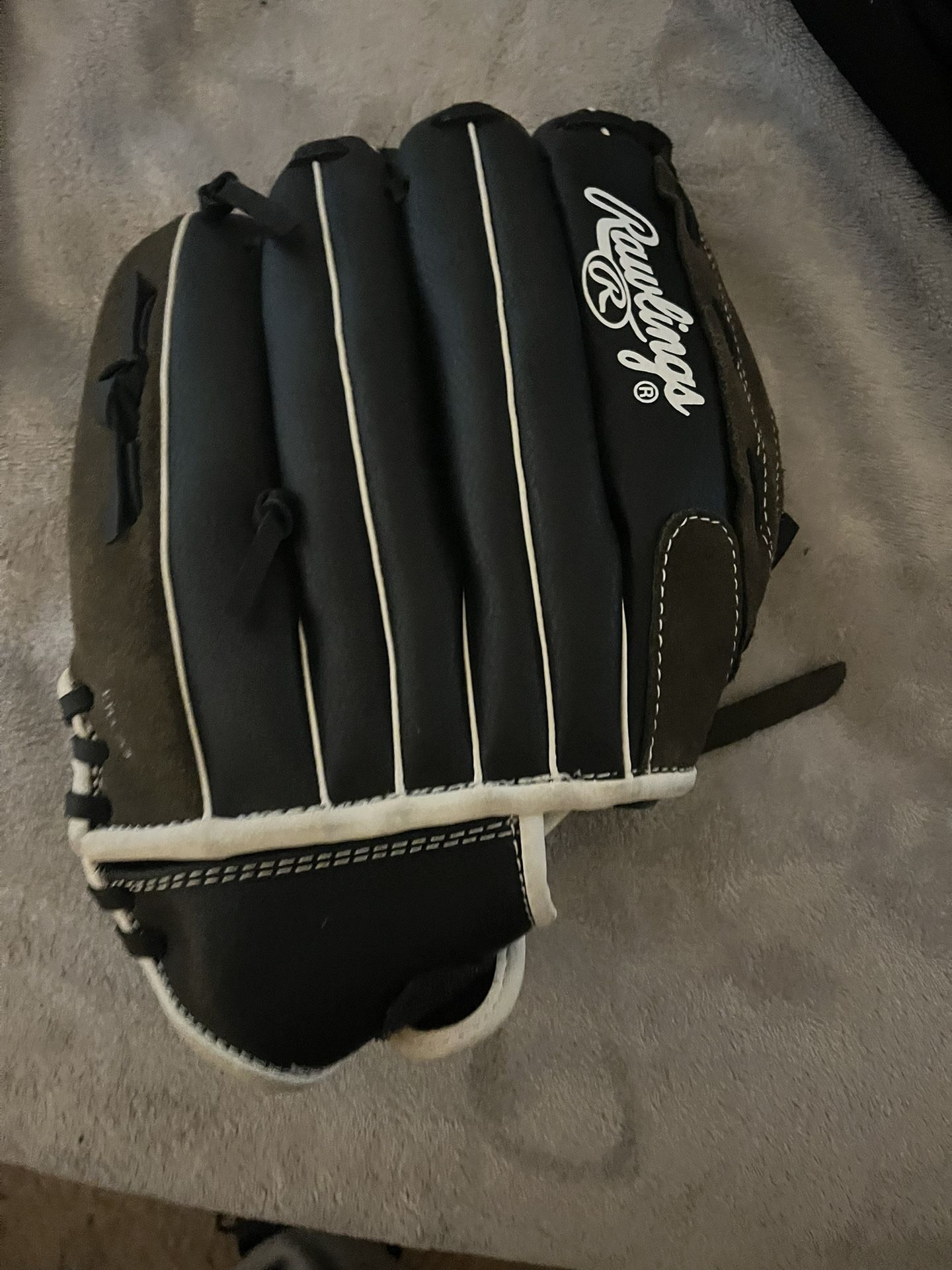 Rawlings Highlight Series baseball/softball glove.