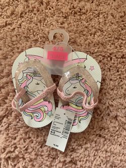 BRAND NEW GIRLS SANDALS SIZE 4/5 toddler $5 obo