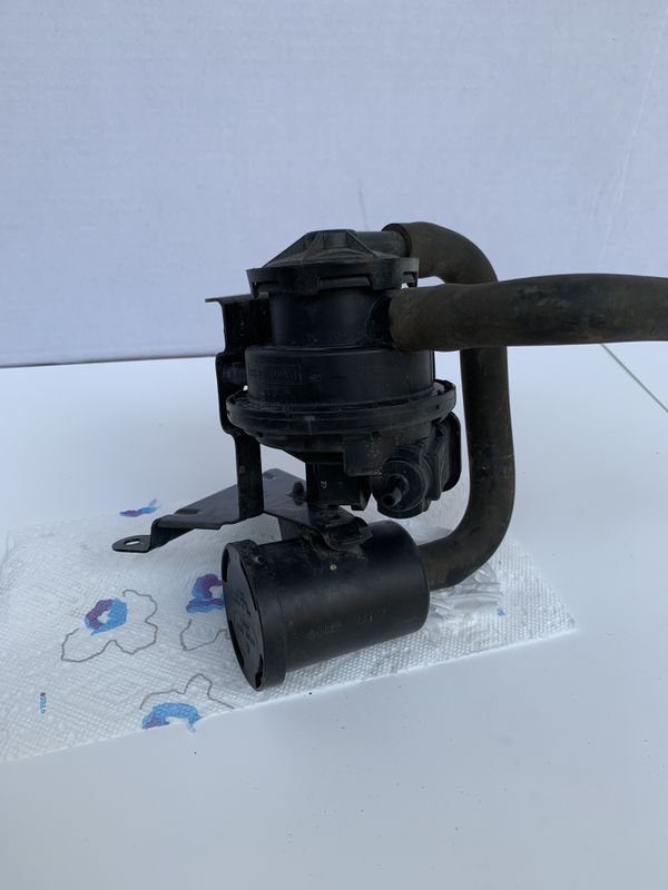 1997 2001 Jeep Cherokee XJ fuel vapor leak detection pump / evap