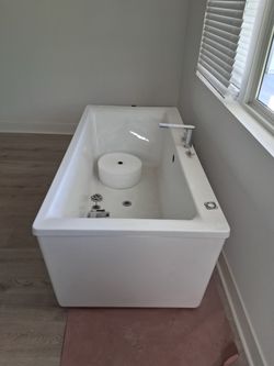 Bath tub