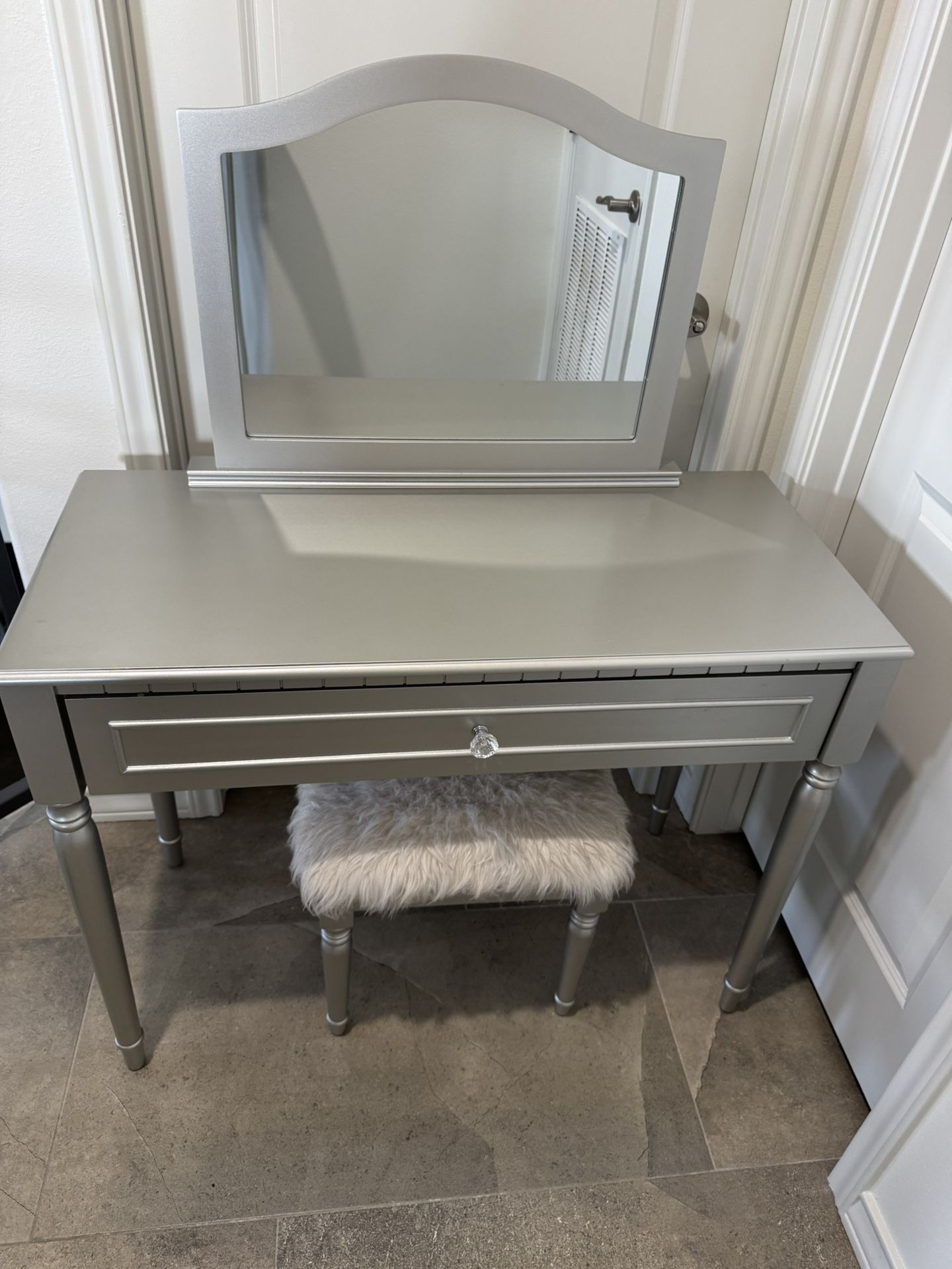 Vanity w/bench