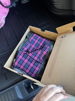 BRAND NEW DOC MARTENS W SIZE 9