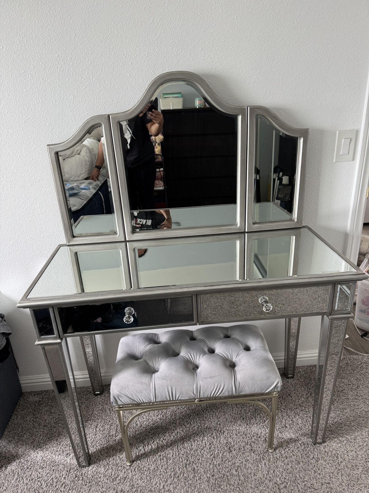 Mirrored vanity with Bench Included