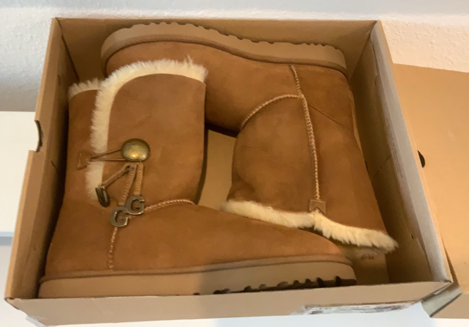 New UGG W BAILEY BUTTON CHARM 1096969 chestnut suede/ Sheepskin lining size 11 Ladies Boots