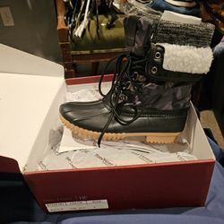 BRAND NEW Kids Snowboots 