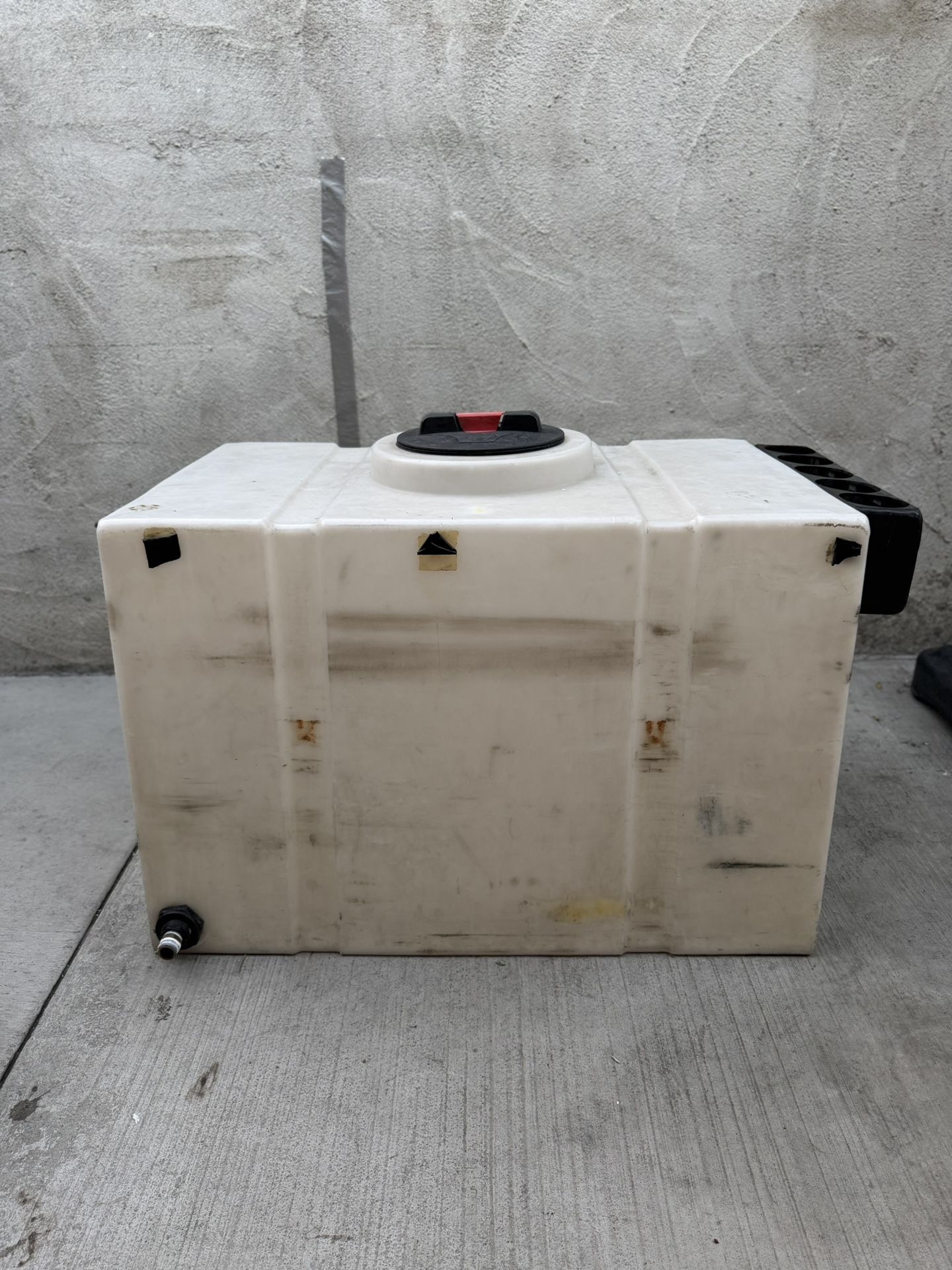 100 Gallon Water Tank W/Bottle Holder Detailing