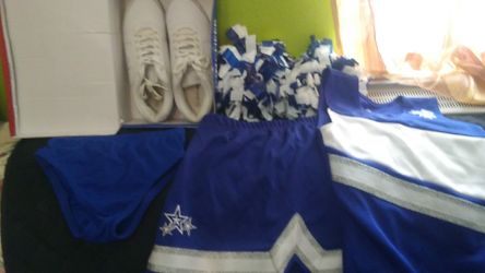 Conjunto de porrista. Mediana de niña Incluye tenis sz 4Y y pompones.