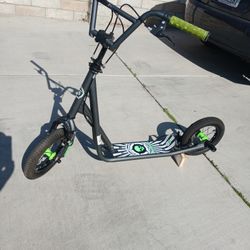 
mongoose expo scooter 12 inch wheels  ages 8 and up... Good condition. 