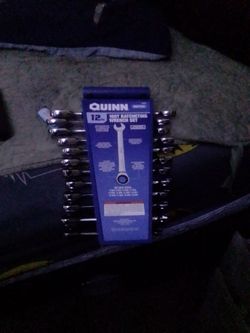 Ratcheting wrench set