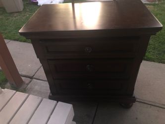 End bedroom dresser