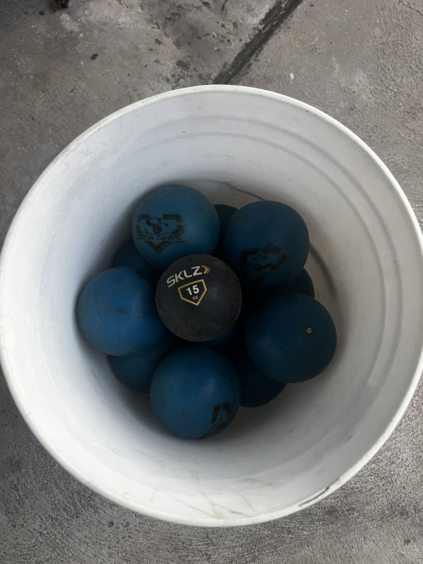 Bucket with Weighted Balls
