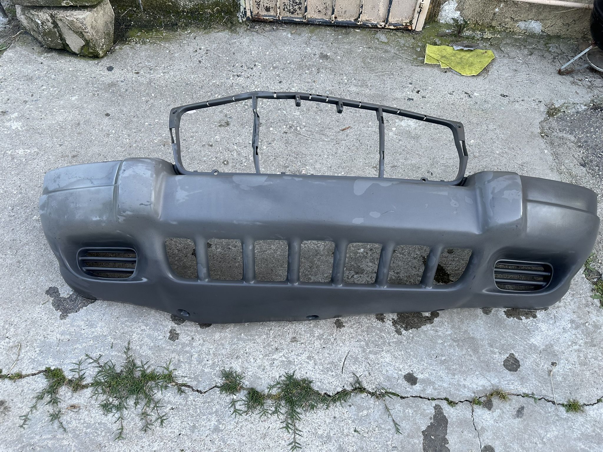 Jeep Cherokee Laredo 99 front bumper cover without for lights