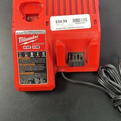 Milwaukee Charger 48-59-1812 (1041)