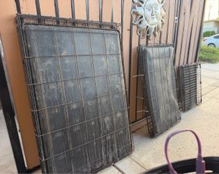2 metal dog cages, 2 different sizes