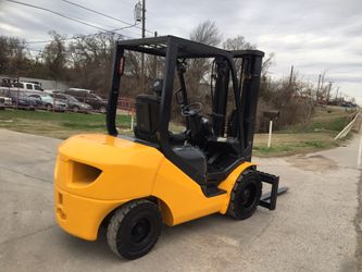 Forklift 2011 komatsu 6000 lbs triple stage Side shift diesel!! 2200 hours only.!