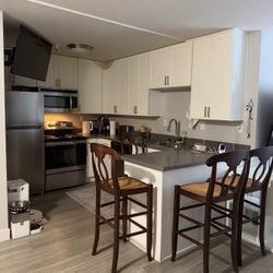 Set of 4 Wooden Bar Stools in Excellent Condition