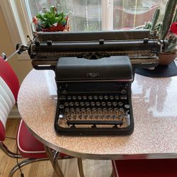 Royal KMM Magic Margin Typewriter 