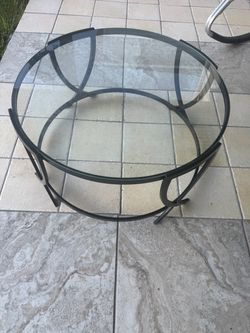 Título para Marketplace: Elegant Round Glass Coffee Table – Black Metal Base