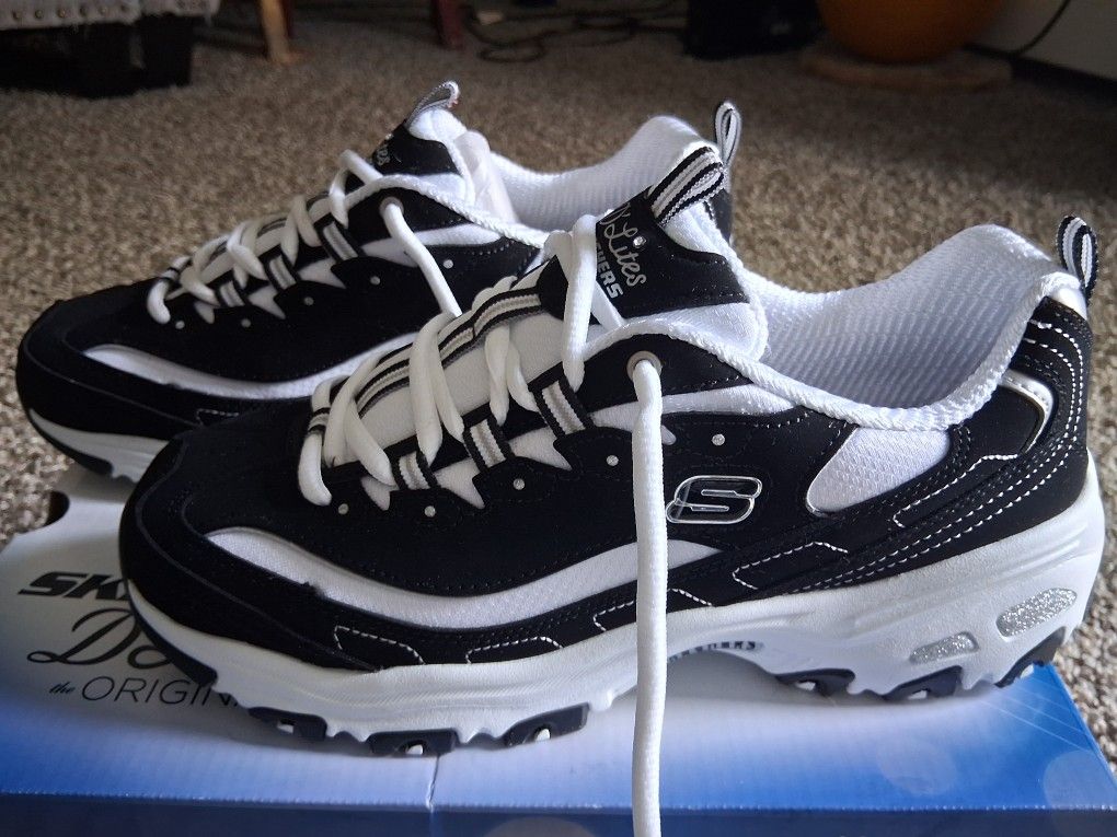 SKECHERS NEW IN BOX SIZE 8.5 BLACK AND WHITE