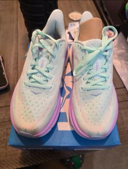 HOKA Clifton 9 Running Shoes – Women’s size 7