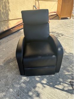 BEAUTIFUL BLACK RECLINER  IS 2 FEET WIDE