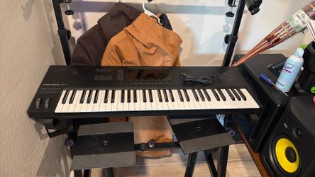 Native Instruments Komplete Kontrol S61 MK3 61-key MIDI keyboard