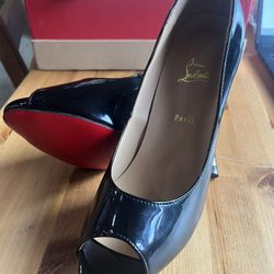Christian Louboutin Very Prive Peep Toe Patent Leather Pumps Size 9