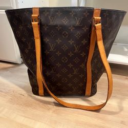 Lui Vuitton Purse $900
