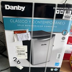 Mini fridge 