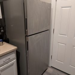 Amana
18.2-cu ft Standard-Depth 30-in Wide Top-Freezer Refrigerator (Stainless Steel