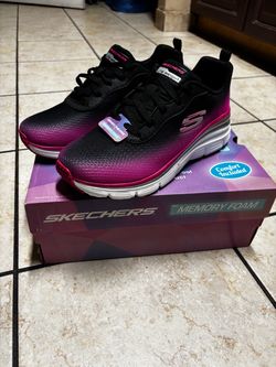 BRAND NEW SKETCHERS 7.5