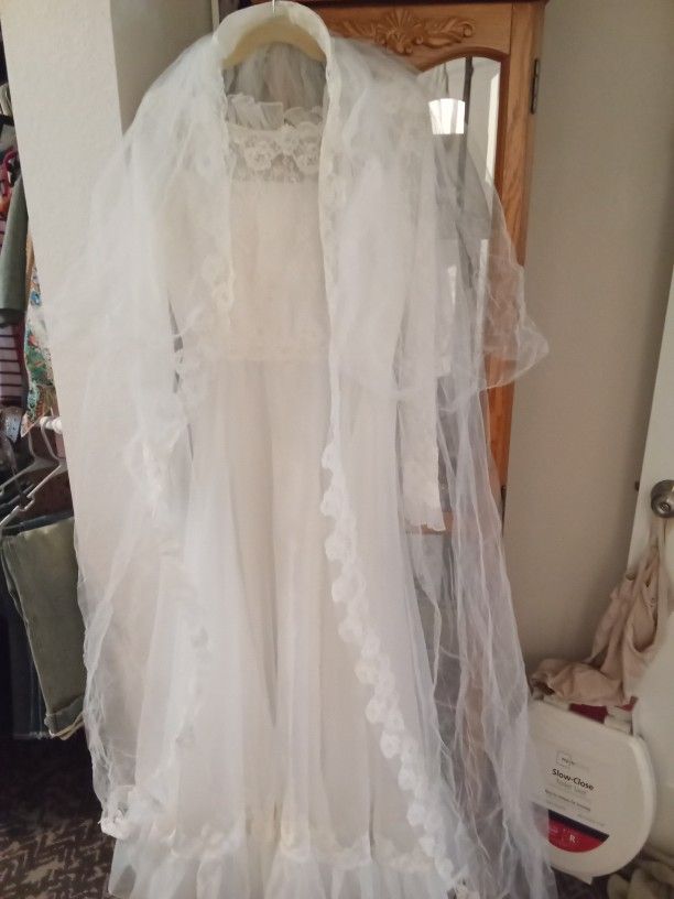 Gorgeous Vintage Wedding Dress With Veil