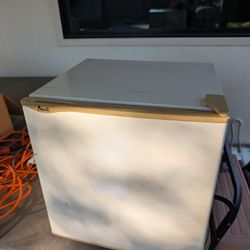 Mini Fridge 