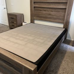 Queen Bedroom set - Bed frame + 2 nightstands + dresser