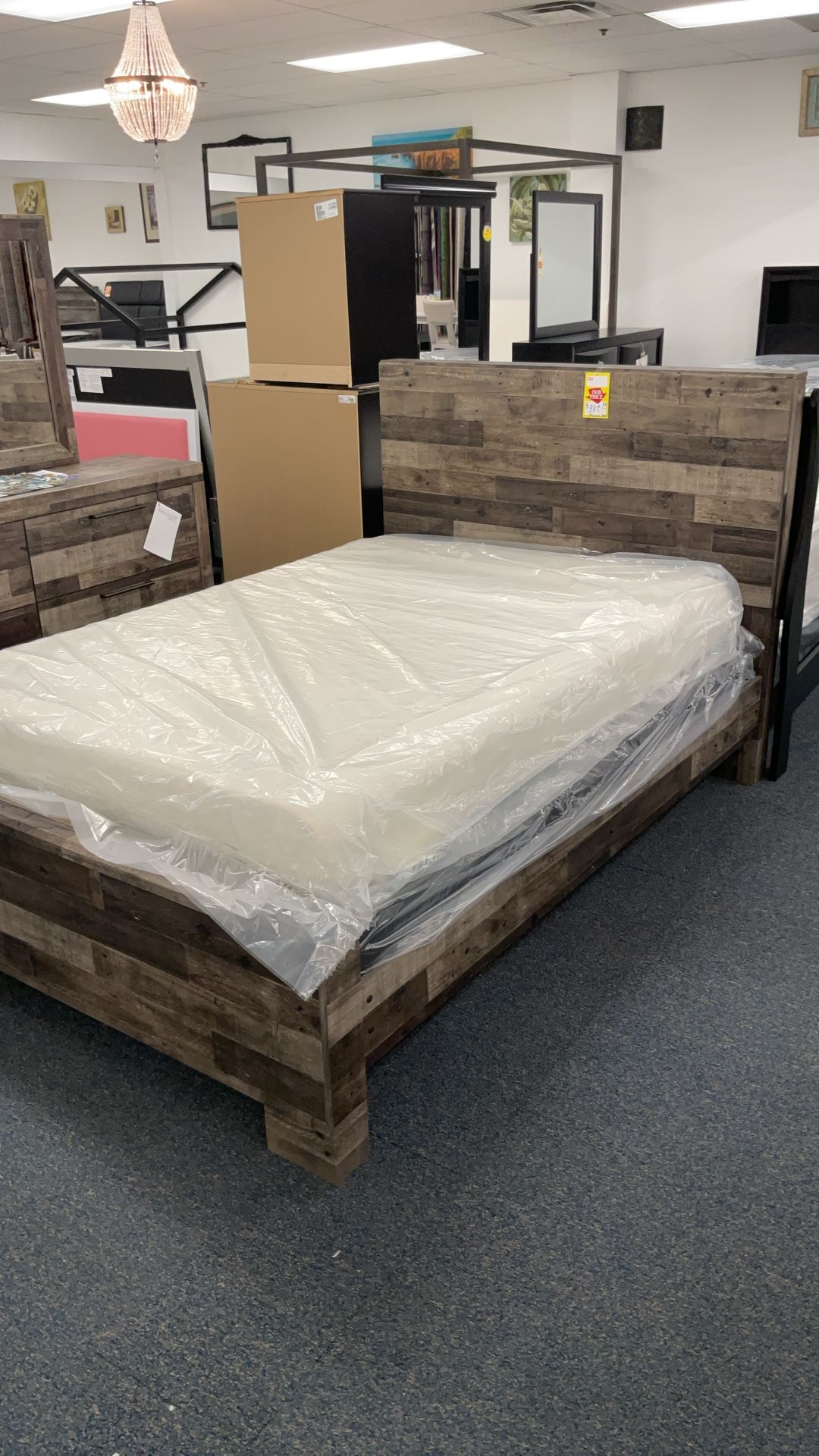 New Benchcraft Wooden Bedroom Set 878