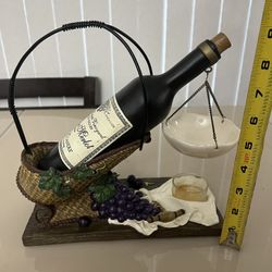 YANKEE CANDLE  VINYARD WINE BOTTLE Grapes Hanging TART BURNER great condition and working. The one blemish would be a very small chip on the basket. S