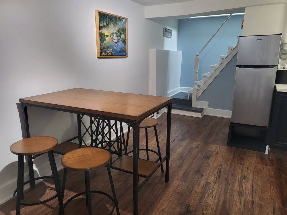 4 Stool Bar Table
