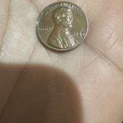 1982 Lincoln Memorial Penny. no mint mark 3.1 grams orange copper out frame